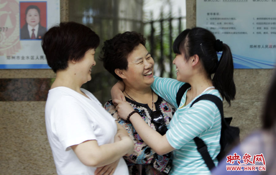 6月7日，鄭州回中考點(diǎn)，走出考場(chǎng)的考生和家長(zhǎng)擁抱在一起