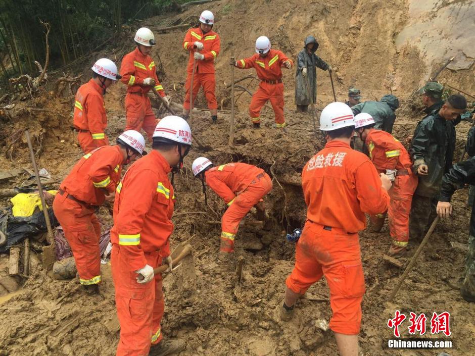 8月19日，救援人員正在全力搜尋被埋遇難者