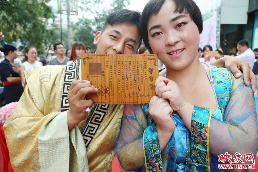 一對兒情侶現(xiàn)場展示“賣身契”內(nèi)容。