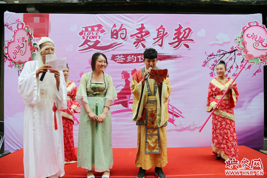 男子現(xiàn)場宣讀“賣身契”的內(nèi)容，讓大家作證。