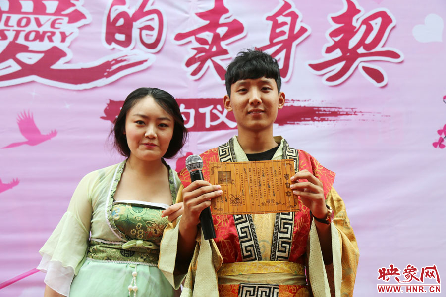 現(xiàn)場的8名男子異口同聲地表示，如違反此契約，可以接受處以極刑。
