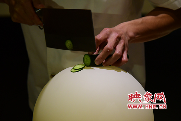 在面團(tuán)氣球上切菜。