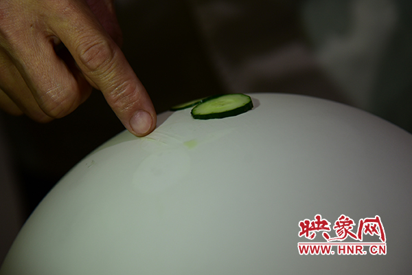 在面團(tuán)氣球上切菜。