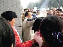 一對(duì)夫婦攔住小學(xué)生求助，被家長(zhǎng)和市民當(dāng)成人販子圍毆