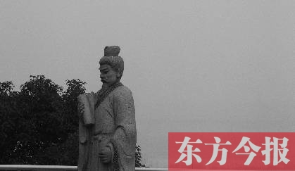 23日，從中原福塔基座平臺(tái)看向世紀(jì)歡樂(lè)園的景象