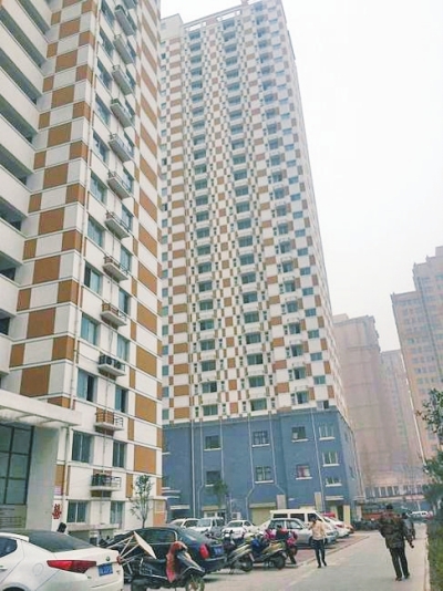 鄭州中基都市春天小區(qū)的公租房一直在閑置,樓下門(mén)面房已營(yíng)業(yè)很長(zhǎng)時(shí)間。