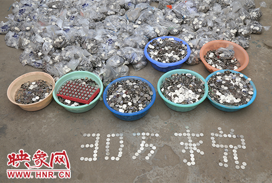 據(jù)負(fù)責(zé)清點(diǎn)“巨資”的張大爺介紹，這筆“巨資”積攢了兩個(gè)月左右，有30萬左右，重達(dá)3000多斤。