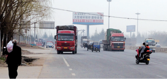 距離事故現(xiàn)場不遠，仍有人騎電動車帶著孩子橫穿馬路