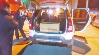 安陽(yáng)高速交警截獲販嬰車(chē) 一男嬰被裝紙盒藏后備箱