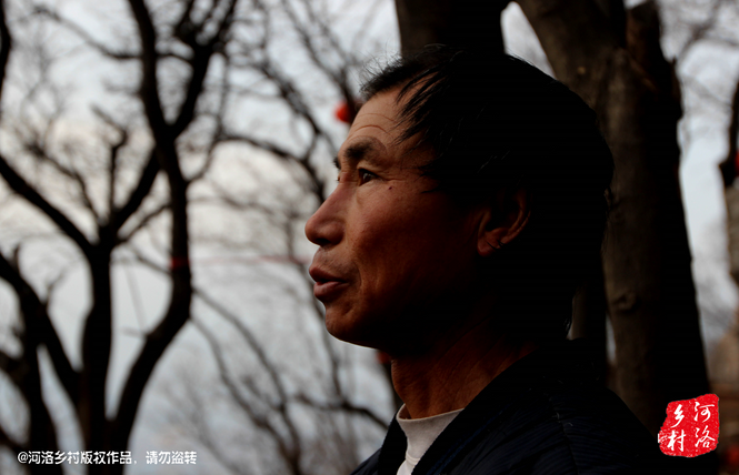 不過老崔對鄰居卻有著十分的不屑，平日里他們的生活，主要是自己種植的蔬菜和野菜，偶爾有山下香客的供奉。而鄰居卻經(jīng)常揀一些驢友丟棄的物品，飲料瓶，塑料紙，或者其它的物品。