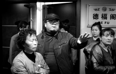 昨日，在河北香河天下第一城，相關(guān)負(fù)責(zé)人（左二）走出會(huì)議室與參加演出的老人們溝通。