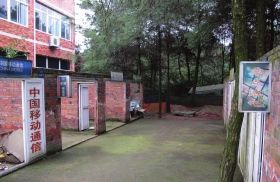 緊挨鐵山坪基地，有一條“迷你”街道，雖然簡陋，但尚未拆去的店鋪名稱顯出了曾經的“繁華”。組圖/記者倪志剛