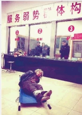 1月7日23點(diǎn)50分，長(zhǎng)沙市救助管理站大廳，一名老年流浪者躺在擔(dān)架上，無助地看著記者。