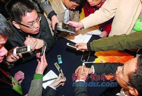 咨詢問政會上，記者的錄音設(shè)備遍布臺面。南都記者 馮宙鋒 攝