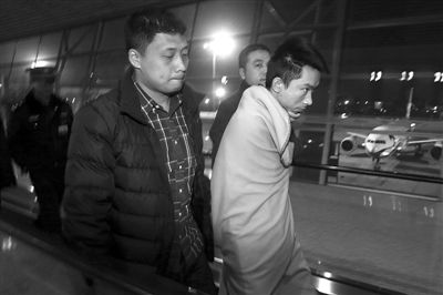 昨日，首都機(jī)場，跨國綁架勒索團(tuán)伙首犯中國籍男子奚某被押解回國。新京報記者 尹亞飛 攝