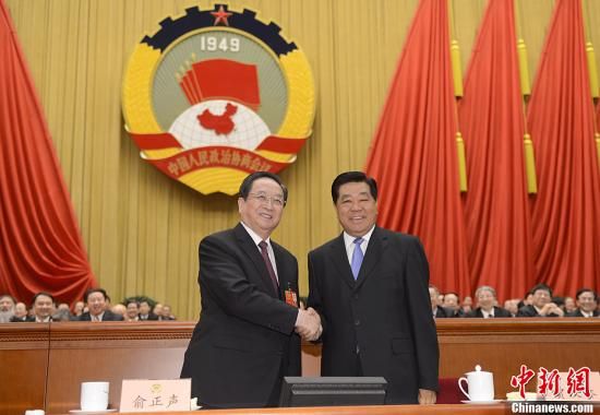 3月11日下午，全國(guó)政協(xié)十二屆一次會(huì)議在北京人民大會(huì)堂舉行第四次全體會(huì)議，俞正聲當(dāng)選政協(xié)第十二屆全國(guó)委員會(huì)主席。圖為政協(xié)第十一屆全國(guó)委員會(huì)主席賈慶林和俞正聲握手，表示祝賀。中新社發(fā) 廖攀 攝