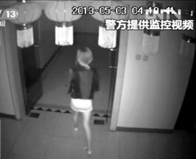監(jiān)控視頻中，女子獨自走向墜樓處。 央視視頻截圖