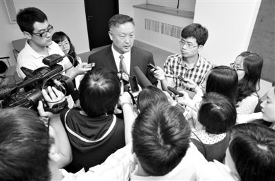 6月5日，商務(wù)部新聞辦公室召開“中歐光伏產(chǎn)品貿(mào)易摩擦”專題發(fā)布會。發(fā)布會結(jié)束后，中國機電產(chǎn)品進出口商會會長張鈺晶接受記者采訪。新京報記者