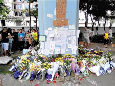 　昨日，廈門市民在BRT的橋墩下放上鮮花悼念逝者。新京報記者 郭鐵流 攝