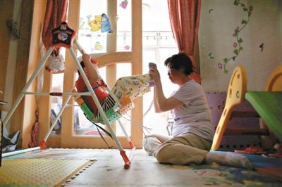6月14日，未婚媽媽于軍的家里，她正在陪女兒悅悅玩耍。悅悅4歲了，因為沒有爸爸的信息而始終上不了戶口。