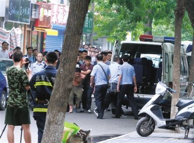 女童安全獲救后，嫌疑人被制服并由民警押出餐館。新華社發(fā)