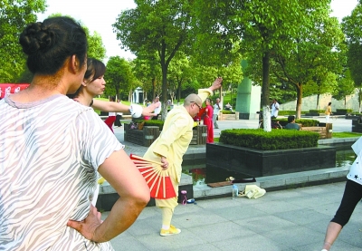 【漢網(wǎng)市民記者“關(guān)艾” 圖文報道】近日，我在漢陽一公園內(nèi)，看見幾個削發(fā)尼姑和群眾們在一起跳健身舞。