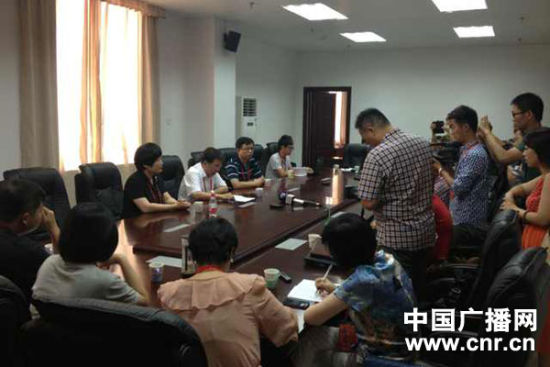 試卷原件展示前向媒體說明情況，并要求媒體不能拍照或攝像