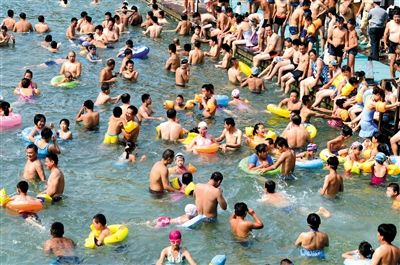 昨日，濟南市最高氣溫超過37℃，位于市區(qū)黑虎泉畔的泉水浴場免費開放。