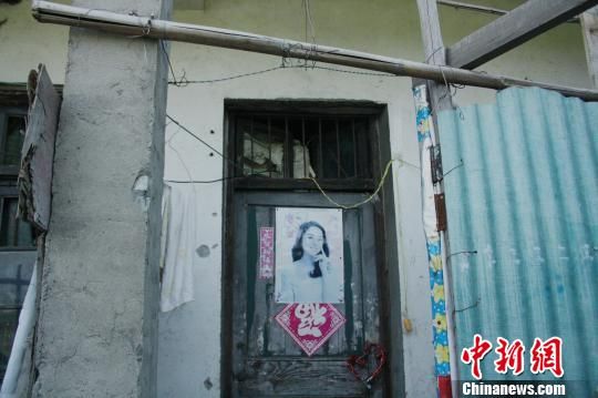 圖為嫌犯租住的民房，當(dāng)天受害人即攀在門上的窗口對外呼救。 吳佳蔚 攝