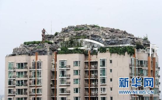 位于北京市海淀區(qū)白石橋路45號人濟(jì)山莊小區(qū)B棟樓頂?shù)募偕絼e墅（8月12日攝）。