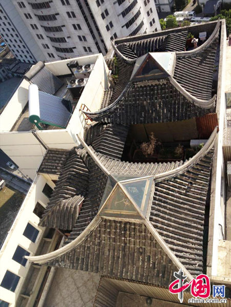 2013年8月14日，江蘇蘇州蘇州市三香大廈高樓18層樓頂東側(cè)陽臺(tái)上的“蘇州園林”式別墅，兩座涼亭和兩道回廊，飛檐翹角，一派蘇州園林的氣勢(shì)。中國網(wǎng)圖片庫李俊鋒攝影