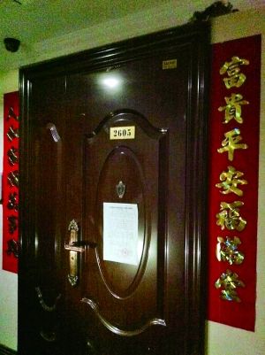 拆除公告昨天仍貼在2605號(hào)大門上。