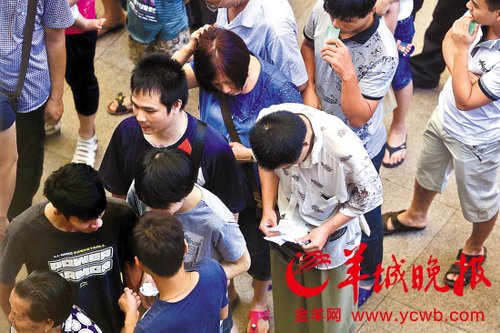 挎腰包的“黃?！狈职l(fā)一輪“任務”后，自己也開始整理“炒號”簽條