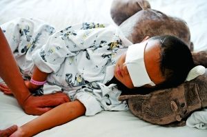 9月2日，小斌斌在病床上休息。山西省眼科醫(yī)院院長賈亞丁介紹，醫(yī)院安排心理專家對(duì)患兒及家屬進(jìn)行心理治療。