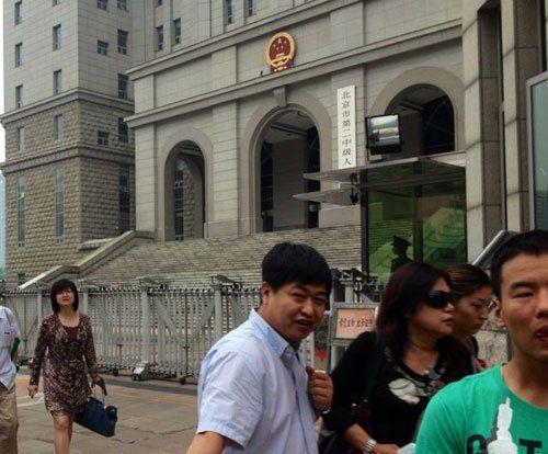 上午10：35分左右，蘇順虎律師和其家屬從法院西大門出來。