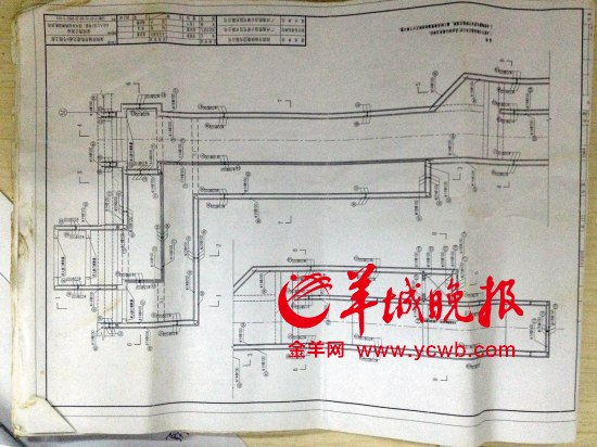 舉報(bào)人洪先生稱，里面標(biāo)注“100”（圖紙默認(rèn)單位為毫米）的地方，均按照13厘米的鋼筋間距施工