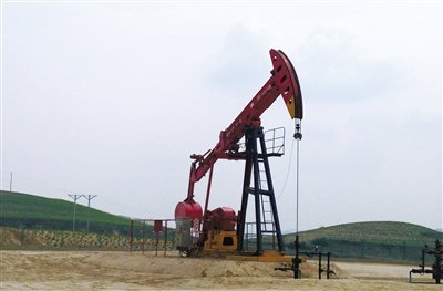 長(zhǎng)慶油田標(biāo)準(zhǔn)化井場(chǎng)，位于定邊縣新安邊鎮(zhèn)店子坪村黃土高原上。