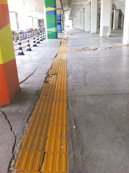 在溫嶺火車站架空層，由于沉降產(chǎn)生的裂縫到處可見。