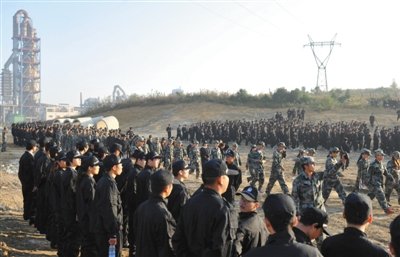 10月12日，貴陽(yáng)，觀山湖區(qū)控拆違指揮部組織2500余人到金華鎮(zhèn)上鋪村空山壩，對(duì)54棟違法建筑進(jìn)行