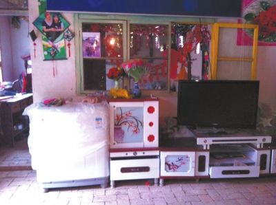 麻永東屋里的家具電器仍是嶄新的。