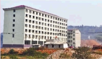  10月23日，長沙市岳麓區(qū)蓮花鎮(zhèn)云蓋村村委會的辦公大樓。  實習記者 李健 攝