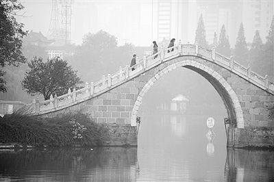 10月28日，市民走在合肥市霧霾籠罩的公園里。新華社發(fā)