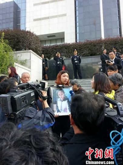 法院外，死者祁某的家人正在接受媒體采訪。 田雯 攝