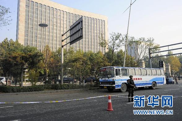這是11月6日拍攝的一輛爆炸中受損的公交車停在現(xiàn)場。