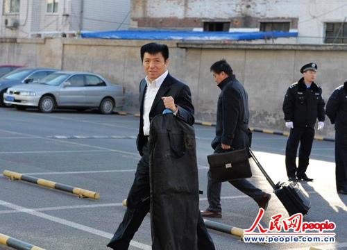 庭審當(dāng)日，李某某辯護(hù)律師張起淮匆匆趕到北京市一中院    人民網(wǎng)記者 翁奇羽攝