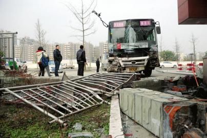1月6日，成都雙華大道，失控后的公交車撞垮一單位的護(hù)欄。攝影 劉陳平