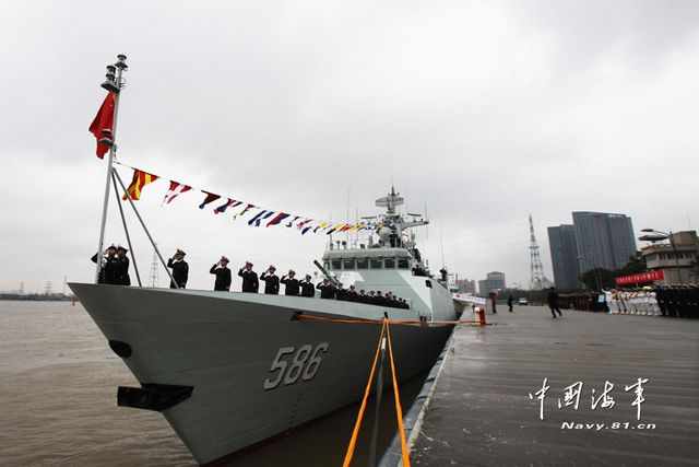 1月8日，某新型導(dǎo)彈護(hù)衛(wèi)艦吉安艦入列海軍東海艦隊(duì)命名授旗儀式現(xiàn)場(chǎng)。新華社發(fā)