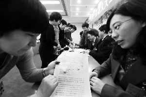 人大代表們就各自關(guān)心的話題熱烈討論。