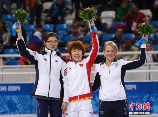 當?shù)貢r間2月15日,索契冬奧會短道速滑女子1500米決賽中,中國選手周洋奪得冠軍,成功衛(wèi)冕。