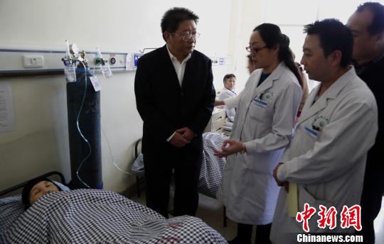 圖為青海省委常委、西寧市委書記毛小兵正在詢問(wèn)患者病情?！×_云鵬　攝